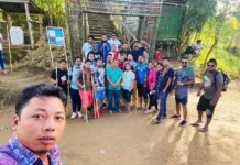 This young man knows the way for tourists