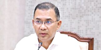 Newly appointed District Council administrators meeting with the Prime Minister at night