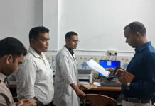 ক্লিনিকে ইজিবাইকের লাইট জ্বালিয়ে অপারেশন!