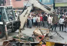 কুমিল্লা নগরীতে হকার উচ্ছেদ অভিযান, ভেঙে ফেলা হলো ভ্যান