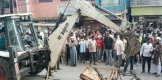 কুমিল্লা নগরীতে হকার উচ্ছেদ অভিযান, ভেঙে ফেলা হলো ভ্যান