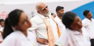 কলকাতায় রাস্তা আটকে মোদির যোগব্যায়াম