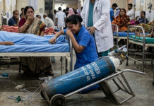 In the hospital bed, the patient's head is oxygen cylinder, immediately dies